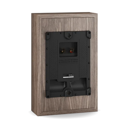 Vedere spate Dali Sonik ON-WALL Walnut: panou montaj perete, borne boxă roșu/negru, etichetă CE.