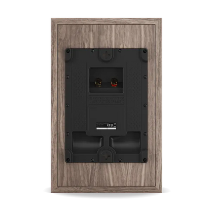 Vedere spate Dali Sonik ON-WALL Walnut, panou montaj, borne difuzor, port bass-reflex, etichetă CE