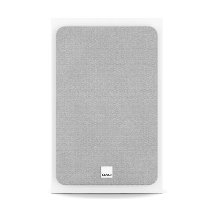 Dali Sonik ON-WALL boxă albă, vedere frontală cu grilă textilă montată și logo DALI jos central.