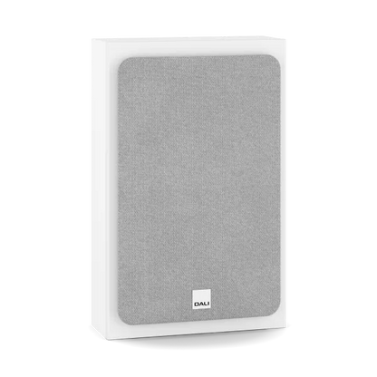 Dali Sonik ON-WALL boxă perete, alb, vedere frontală cu grilă textilă și logo DALI jos.