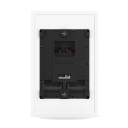 Dali Sonik ON-WALL boxă albă, vedere spate: borne difuzor, suport montaj perete, etichetă CE