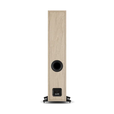 Spatele boxei de podea Dali Sonik 7 culoare stejar natural, cu port bass reflex și conectori audio.