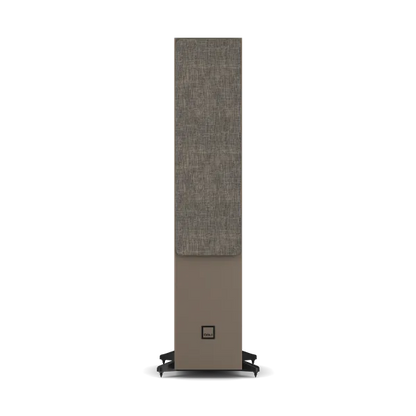 Boxă de podea Dali Sonik 7 culoare nuc, vedere frontală cu grilă textilă montată pentru protecția difuzoarelor.