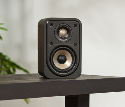 Boxa Polk Audio Signature Elite ES10 neagră, vedere frontală, tweeter și woofer vizibile, amplasată pe raft. 