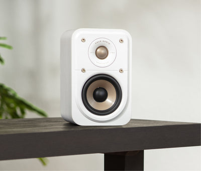 Boxa albă Polk Audio Signature Elite ES10, vedere frontală, tweeter și woofer vizibile pe suport negru.