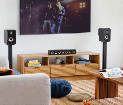 Boxa centru Polk Audio Signature Elite ES35 neagră, amplasată pe un raft de lemn într-un living modern.