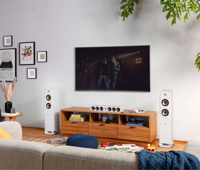 Boxa centru Polk Audio Signature Elite ES35 albă, amplasată într-un living modern, lângă televizor.