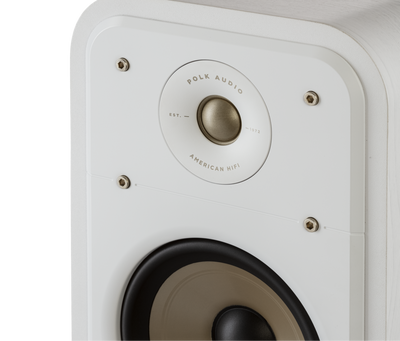 Close-up boxă albă Polk Audio Signature Elite ES50, detaliu tweeter și șuruburi montaj vizibile.
