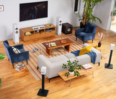 Boxe de podea Polk Audio Signature Elite ES50 albe, amplasate într-un living modern, lângă televizor.