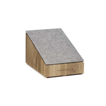 Boxă Triangle Borea BRA1, vedere laterală, culoare stejar deschis, grilaj textil gri, optimizare Dolby Atmos.