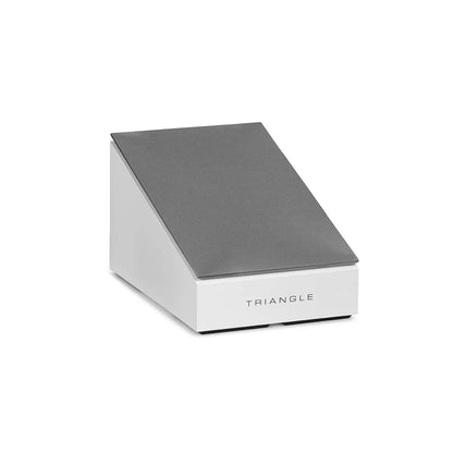 Boxa Triangle Borea BRA1 Dolby Atmos, unghi lateral, culoare albă cu panou superior gri, logo frontal vizibil.