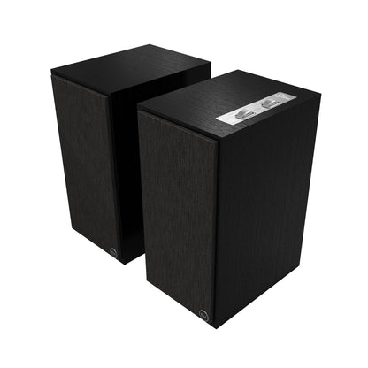 Boxe active Klipsch The Sevens negre, vedere unghiulară frontală cu grile montate și panou de control vizibil.