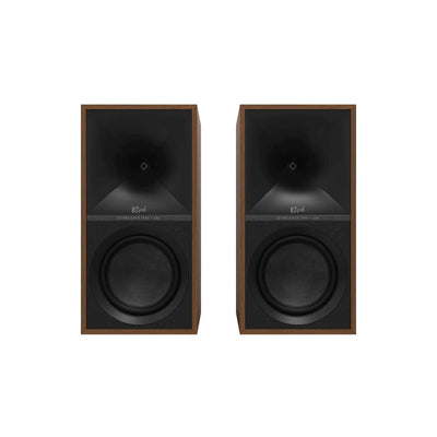 Boxe active Klipsch The Sevens culoare nuc, vedere frontală fără grilaj, difuzoare și horn expuse.