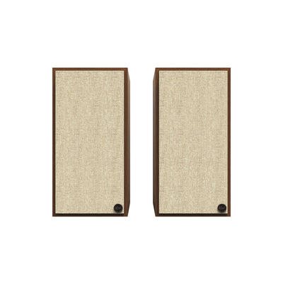 Boxe active Klipsch The Sevens culoare Walnut, vedere frontală cu grilele textile montate, set complet.