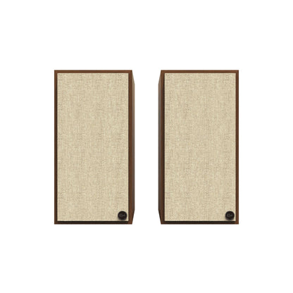 Boxe active Klipsch The Nines, vedere frontală, finisaj nuc, grile frontale textile bej, logo vizibil.