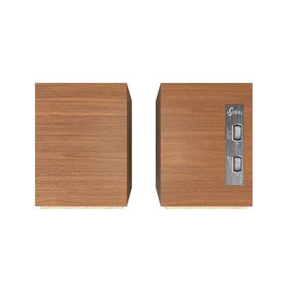 Vedere de sus a boxelor active Klipsch The Sevens culoare Walnut, cu panou de control vizibil pe una.