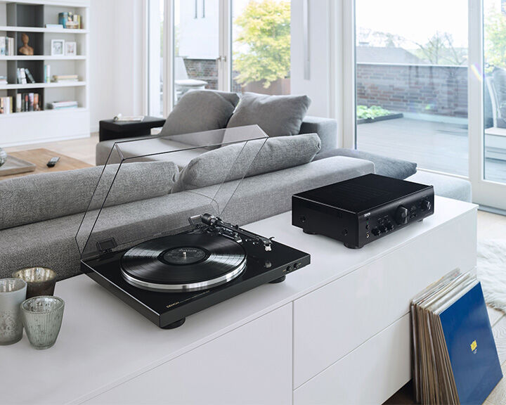 Denon DP-300F Pick-Up Black, imagine oficială.