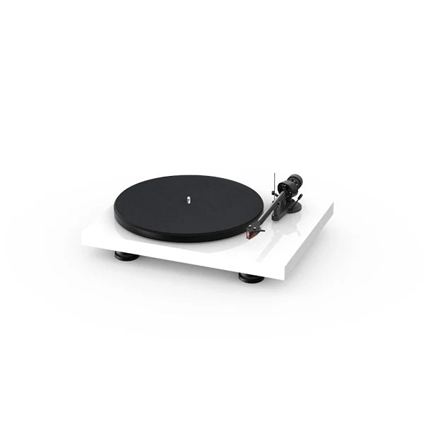 Pick-up Pro-Ject Debut Carbon EVO 2M-RED, vedere frontală unghiulară, finisaj alb, braț și platan vizibile.