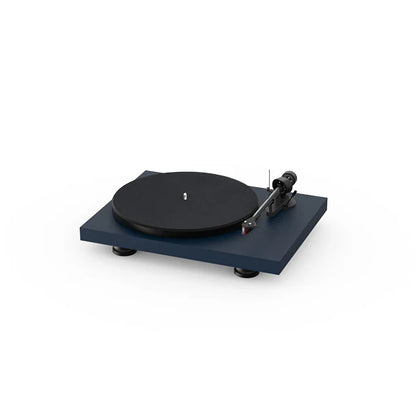 Pick-up Pro-Ject Debut Carbon EVO 2M-RED, vedere frontală unghiulară, culoare albastru mat, braț carbon.