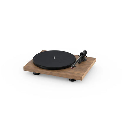 Pick-up Pro-Ject Debut Carbon EVO 2M-RED, vedere frontală unghi dreapta, finisaj lemn, braț carbon vizibil.