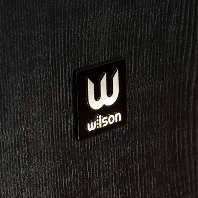 Logo Wilson pe partea laterală a boxei de podea Wilson Studio 7, finisaj negru detaliat, textură lemnoasă.