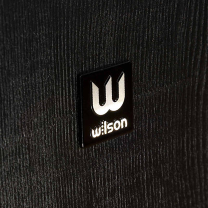 Logo Wilson pe partea laterală a boxei de podea Wilson Studio 7, finisaj negru detaliat, textură lemnoasă.