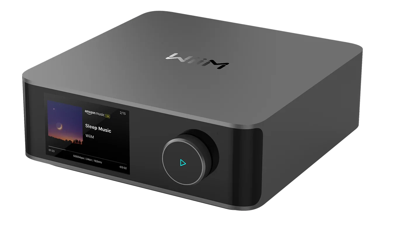 Amplificator audio WiiM Amp Ultra negru, vedere frontală stânga cu ecran LCD, buton volum și logo WiiM.