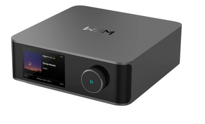 Amplificator audio WiiM Amp Ultra negru, vedere frontală stânga cu ecran LCD, buton volum și logo WiiM.