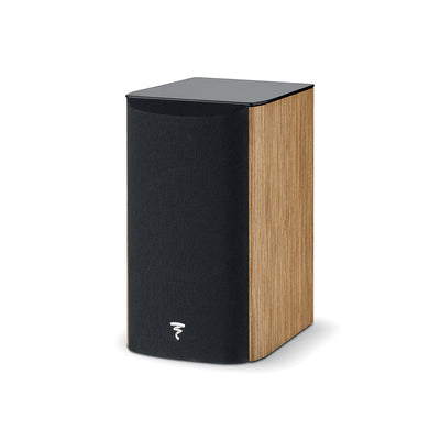 Boxa Focal ARIA EVO X N°1, vedere din unghi de 34°, culoare nuc, grilaj frontal negru, logo vizibil.