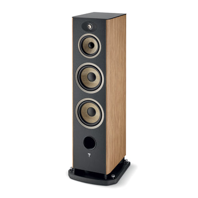Boxa de podea Focal ARIA EVO X N4, culoare nuc, vedere din unghi de 34°, trei difuzoare frontale.