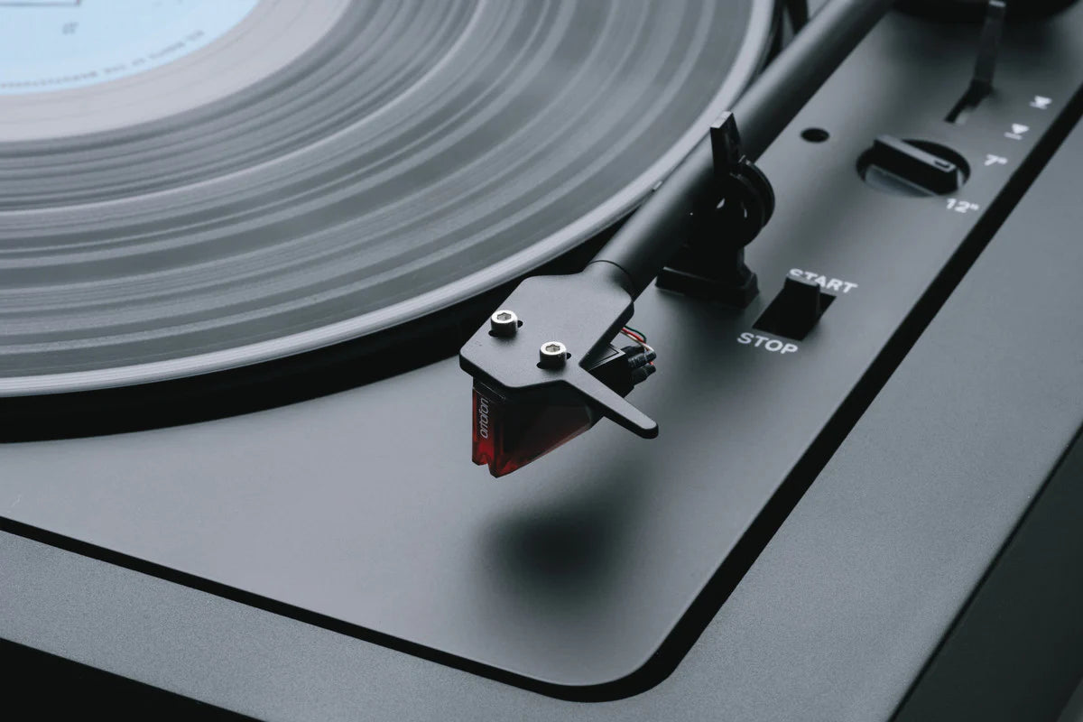 Pick-up Pro-Ject A2 (2M Red) vedere detaliată din dreapta, cu brațul și doza roșie Ortofon vizibile.