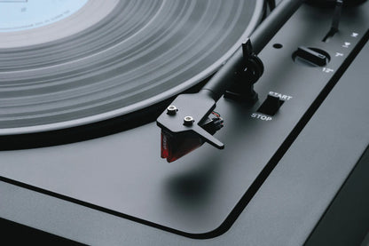 Pick-up Pro-Ject A2 (2M Red) vedere detaliată din dreapta, cu brațul și doza roșie Ortofon vizibile.