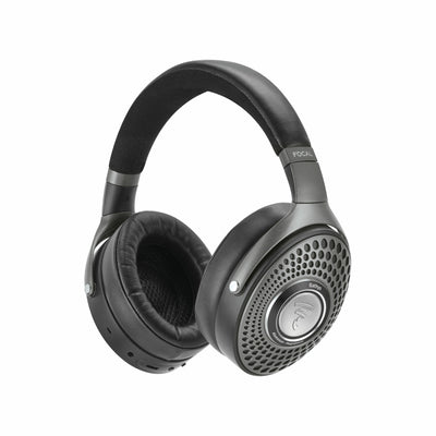 Căști Bluetooth Focal Bathys negre, vedere din unghi frontal-dreapta, cu grilaj extern și butoane vizibile.
