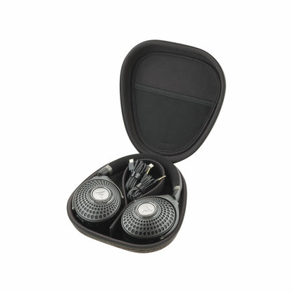Căști Focal Bathys Bluetooth gri în husă de transport, cu cabluri USB-C și jack 3.5mm vizibile în interior.