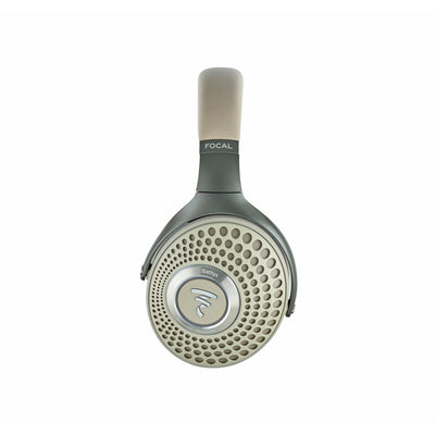 Căști Focal Bathys Bluetooth, profil lateral, culoare dune, cupe circulare și bandă de susținere vizibile.