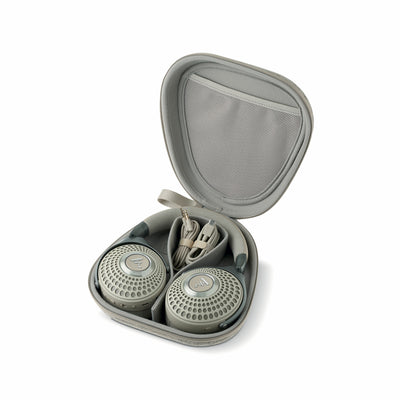 Căști Focal Bathys Bluetooth în culoarea dune, prezentate în husă de transport cu cabluri incluse.