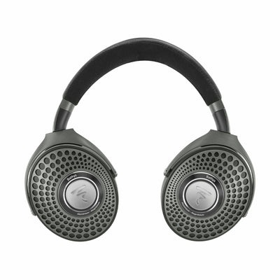 Căști Focal Bathys Bluetooth, vedere frontală, culoare negru mat, cu cupe rotunde și grile metalice.