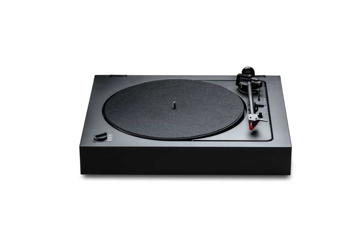 Pick-up Pro-Ject A2 (2M Red) vedere frontală, culoare neagră, braț și doza roșie vizibile în dreapta.