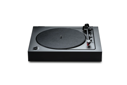 Pick-up Pro-Ject A2 (2M Red) vedere frontală, culoare neagră, braț și doza roșie vizibile în dreapta.