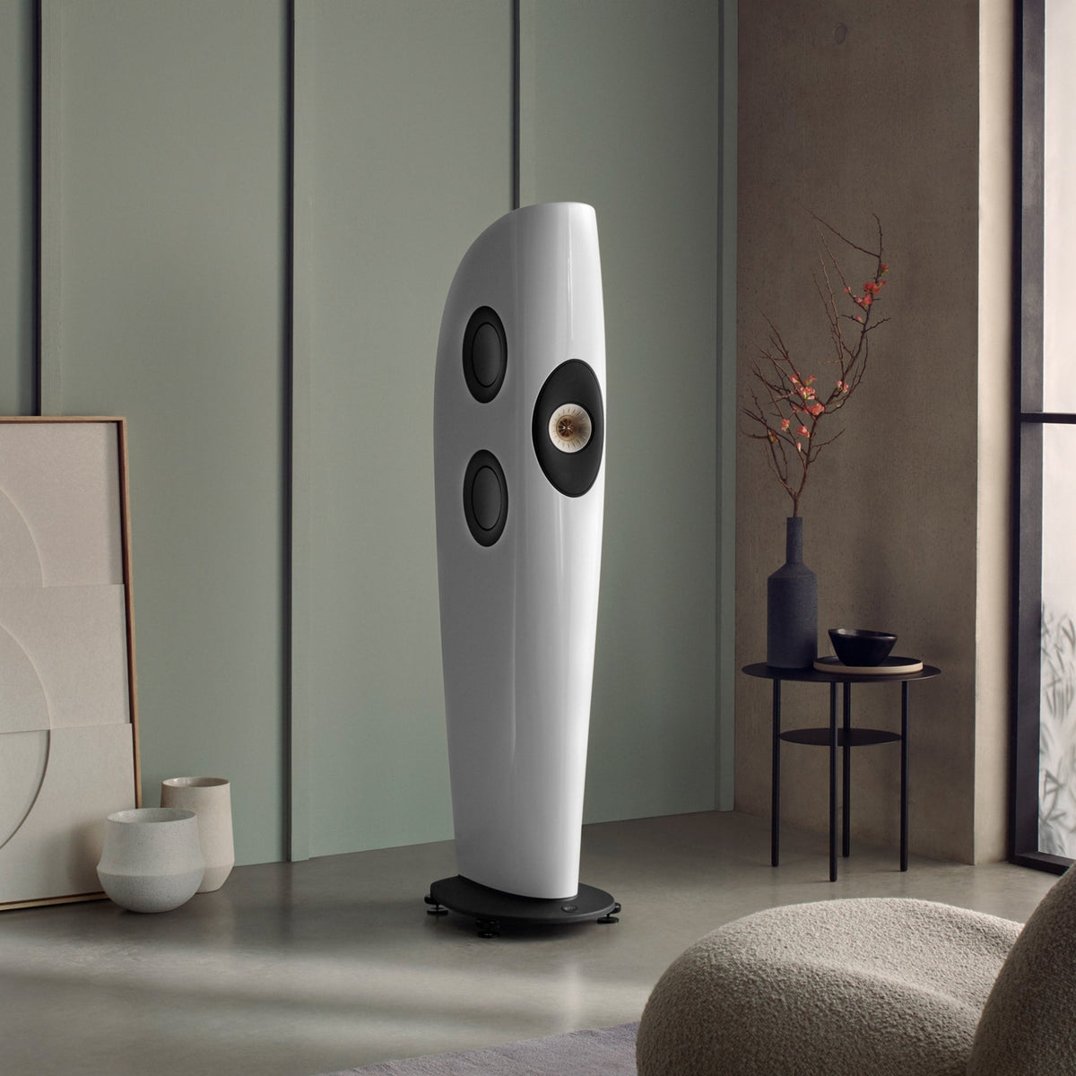 Boxe de podea KEF Blade Two Meta finisaj Arctic White / Champagne, fotografie oficială KEF 