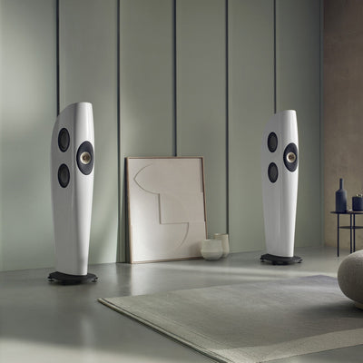 Boxe de podea KEF Blade Two Meta finisaj Arctic White / Champagne, fotografie oficială KEF 