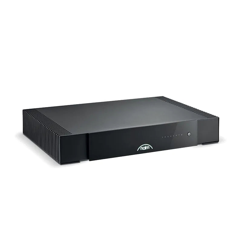 Amplificator Naim CI-NAP 108 negru, vedere frontală laterală dreapta, logo iluminat și buton power vizibil.