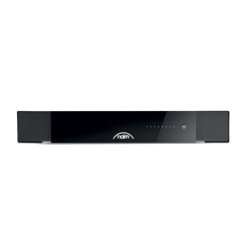 Vedere frontală amplificator Naim CI-NAP 108 negru, cu logo iluminat, LED-uri canale și buton power.