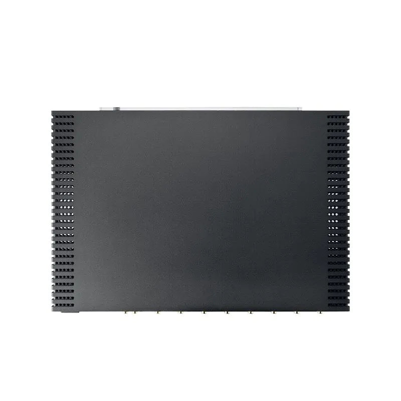 Vedere de sus a amplificatorului Naim CI-NAP 108, culoare neagră, cu grile de ventilație laterale.