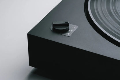 Selector de viteză 33/45/78 RPM al pick-up-ului Pro-Ject A2 (2M Red), vedere detaliată colț față.