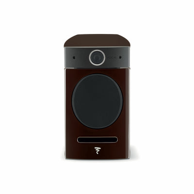 Focal Diablo Utopia Colour Evo, vedere frontală, culoare nuc închis, difuzor și logo vizibile. Boxe raft.