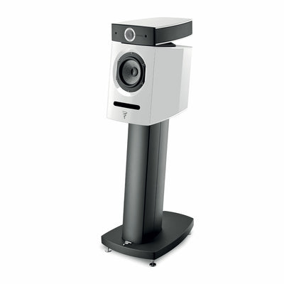 Focal Diablo Utopia Colour Evo alb, vedere din unghi de 34°, boxă de raft pe suport negru, difuzor vizibil.