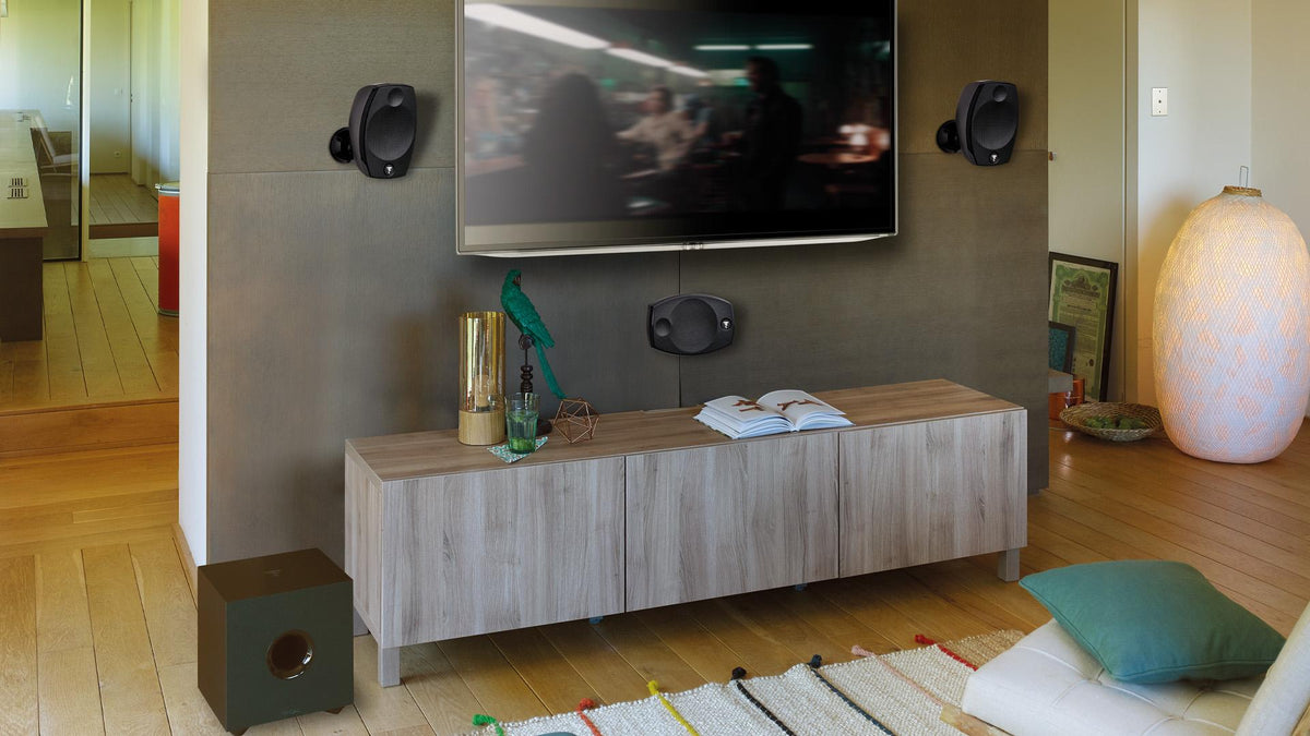 Sistemul Focal Sib Evo Dolby Atmos 5.1.2 instalat într-un living.