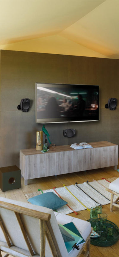 Sistemul Focal Sib Evo Dolby Atmos 5.1.2 instalat într-un living.
