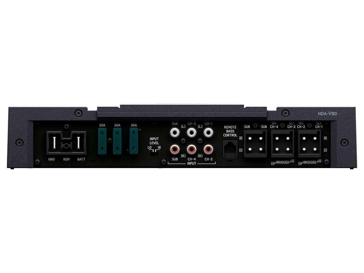 Panoul de reglaje superior al amplificatorului Alpine HDA-V90 sub capacul de protecție